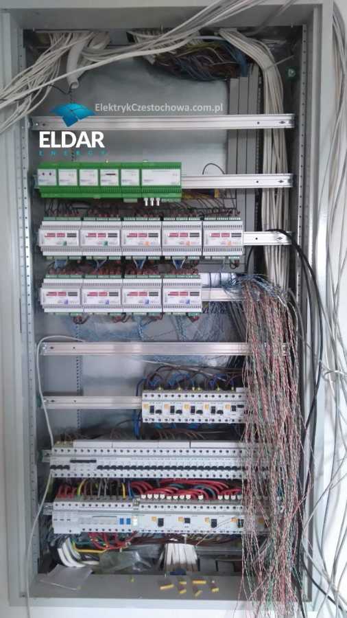 Rozdzielnica elektryczna złożona przez fachowca z Częstochowy — wyłączniki nadmiarowe i różnicowoprądowe na listwach DIN