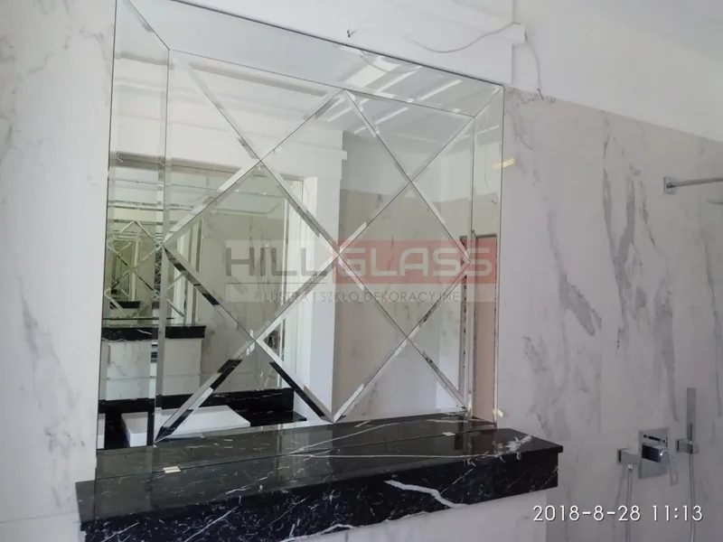 Lustro romby fazowane nad blatem bialy marmur czestochowa — realizacja HILLGLASS