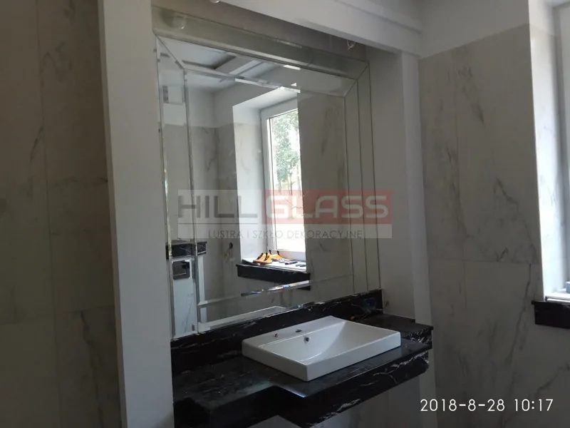 Lustro fazowane w lustrzanej ramie nad umywalka czestochowa — realizacja HILLGLASS