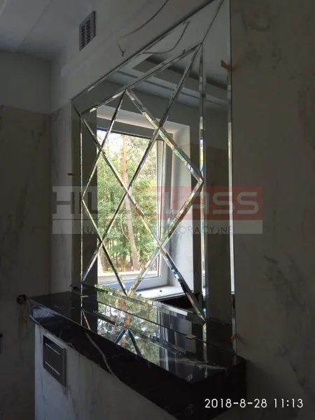Lustro fazowane romb przy oknie czarny blat czestochowa — realizacja HILLGLASS