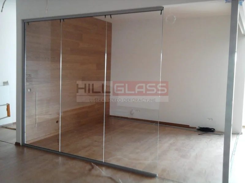 Sciana lustrzana wielkoformatowa pomieszczenie czestochowa — realizacja HILLGLASS