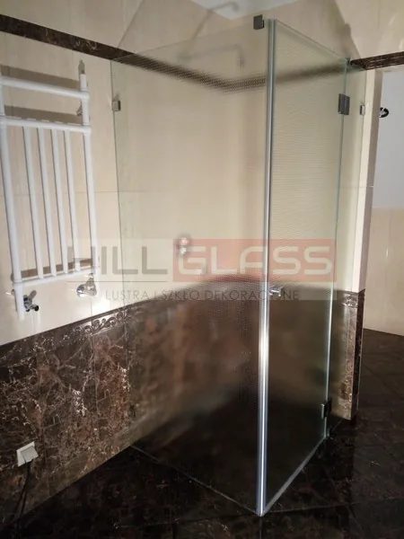 Kabina narozna szklo ornamentowe ciemny marmur czestochowa — realizacja HILLGLASS
