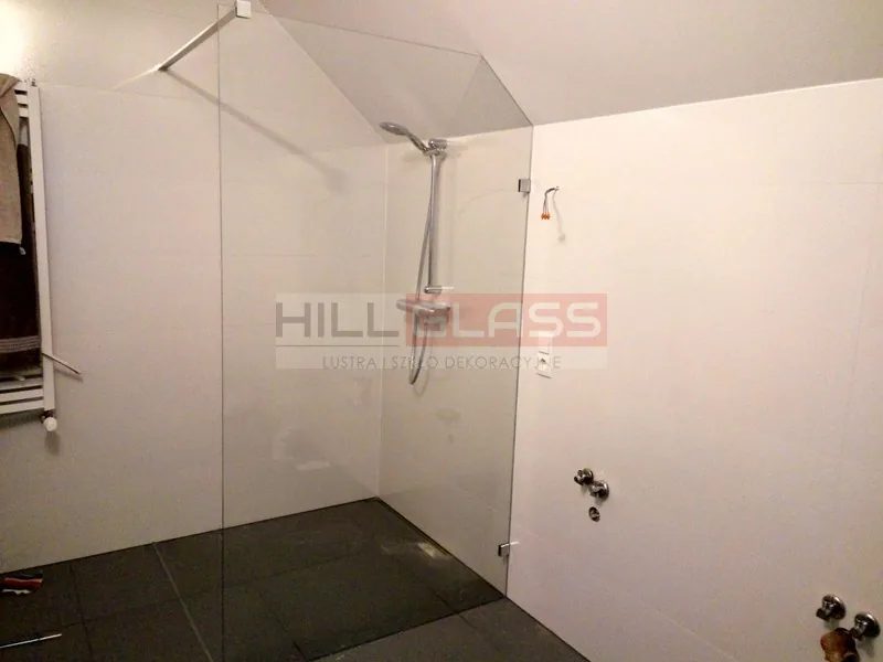 Kabina walk in pod skosem wspornik sufitowy czestochowa — realizacja HILLGLASS