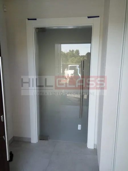 Drzwi uchylne szklo satynowe samozamykacz czestochowa — realizacja HILLGLASS
