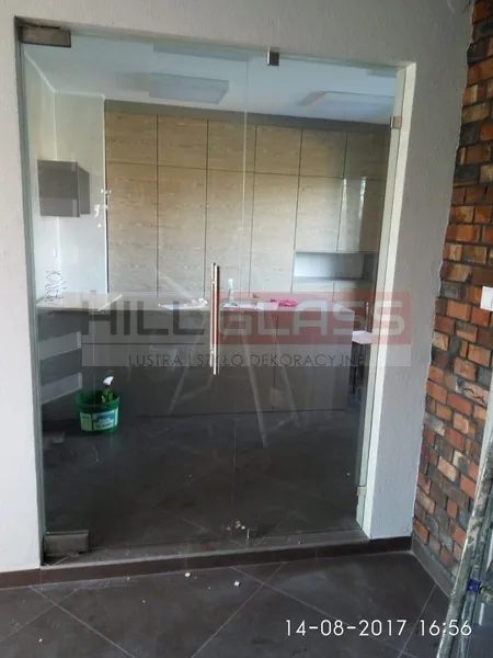 Przeszklenie drzwi dwuskrzydlowe lokal sciana z cegly czestochowa — realizacja HILLGLASS
