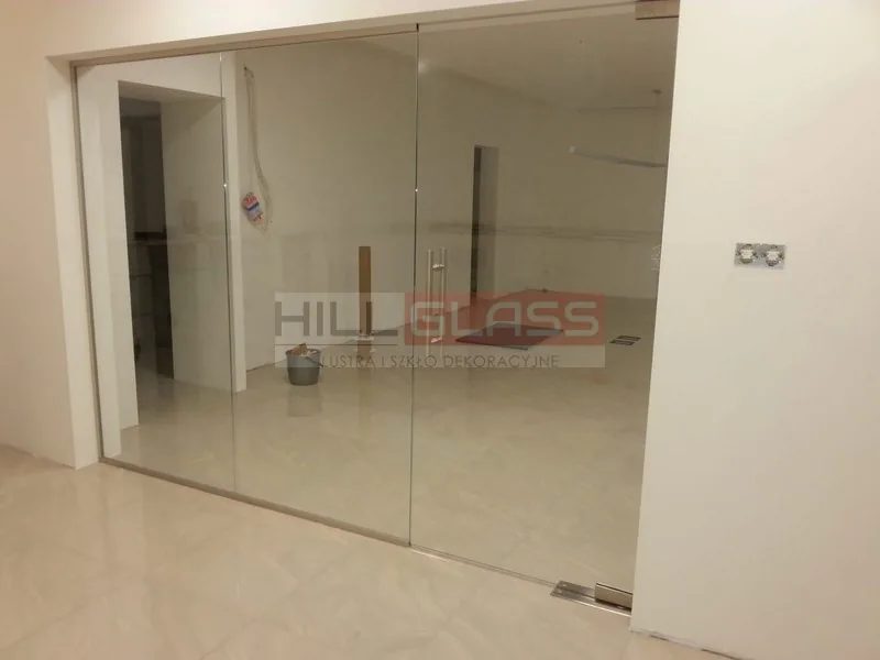 Przeszklenie lokal drzwi uchylne marmur czestochowa — realizacja HILLGLASS
